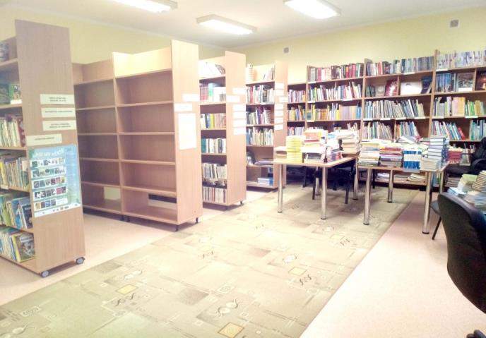 Bibliotēkas vides labiekārtošana, grāmatplauktu kāju nomaiņa.